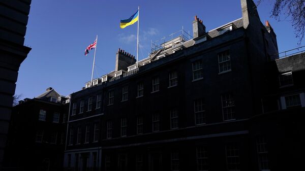 Флаг Великобритании и флаг Украины на здании резиденции премьер-министра Великобритании в Лондоне