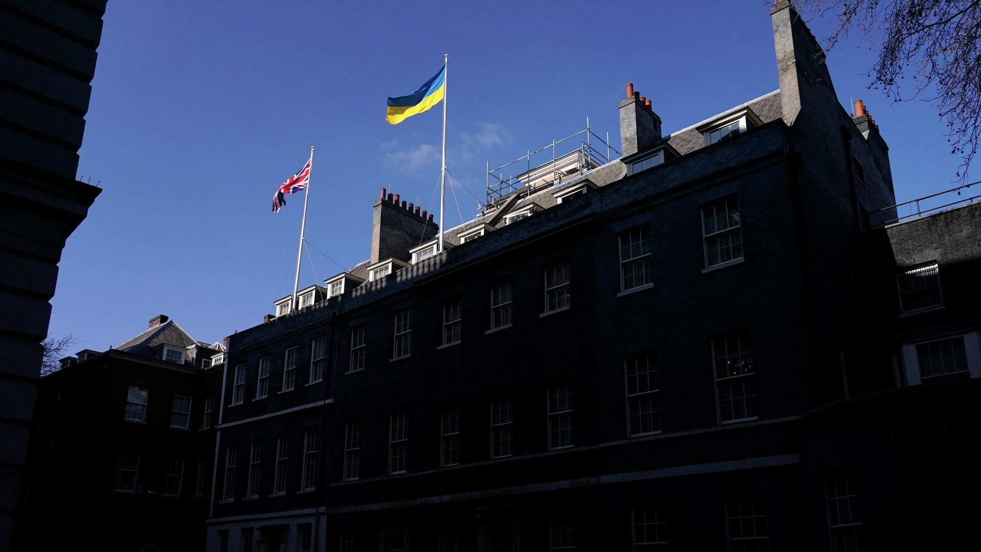 Флаг Великобритании и флаг Украины на здании резиденции премьер-министра Великобритании в Лондоне - РИА Новости, 1920, 09.01.2023