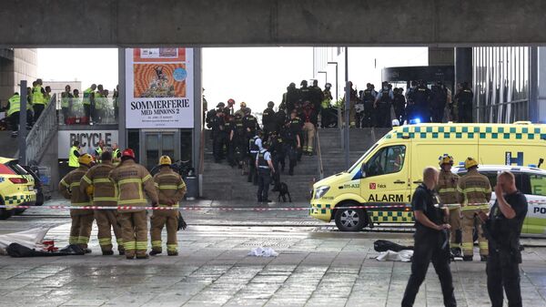 Сотрудники экстренных служб на месте происшествия в торговом центре Fields в Копенгагене