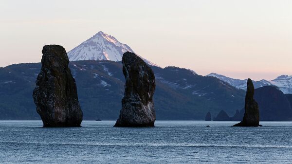 Скалы Три Брата в Авачинской бухте - незамерзающей бухте Тихого океана у юго-вост­оч­ного по­­бережья полуострова Камчатка