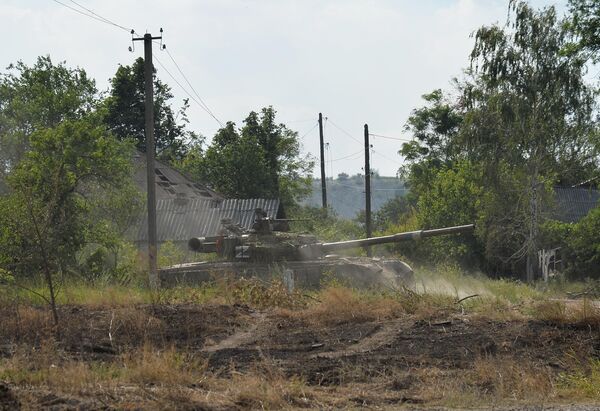 Танк Т-80 Народной милиции ЛНР на окраине Лисичанска