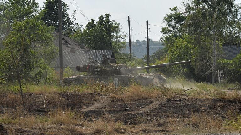 Танк Т-80 Народной милиции ЛНР на окраине Лисичанска