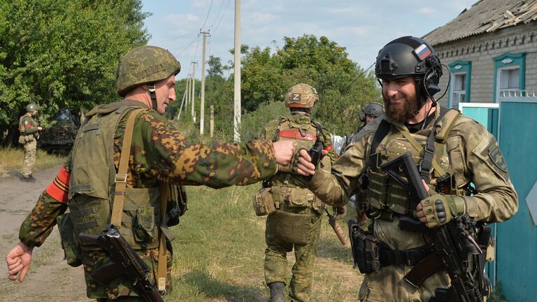 Встреча бойцов 6-го казачего полка имени Платова ЛНР и специального полка полиции имени Героя России Ахмата-Хаджи Кадырова на окраине Лисичанска