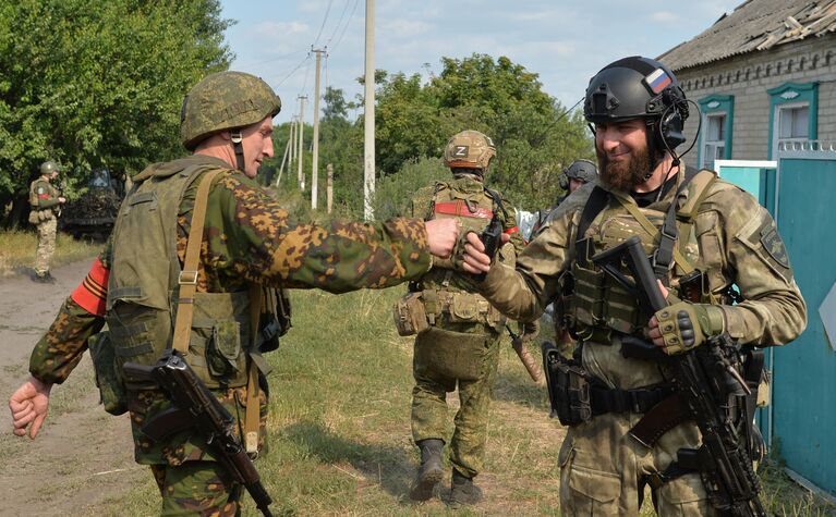 Встреча бойцов 6-го казачего полка имени Платова ЛНР и специального полка полиции имени Героя России Ахмата-Хаджи Кадырова на окраине Лисичанска