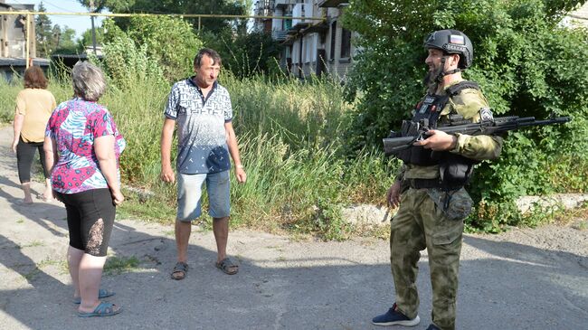 Боец СВО общается с местными жителями в Лисичанске