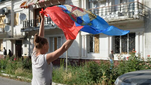 Жительница Лисичанска с флагом ЛНР
