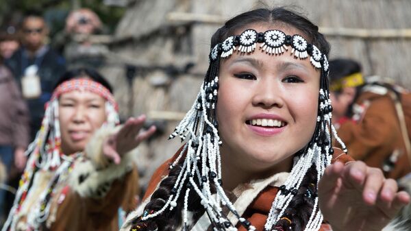 Ансамбль этнического танца Лач выступает на празднике благодарения природы за ее дары Алхалалалай в ительменской деревне Пимчах на Камчатке