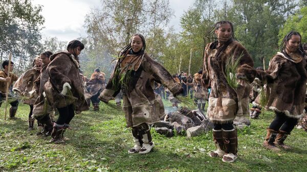 Участницы обрядового праздника благодарения природы за ее дары Алхалалалай танцуют вокруг костра в ительменской деревне Пимчах на Камчатке