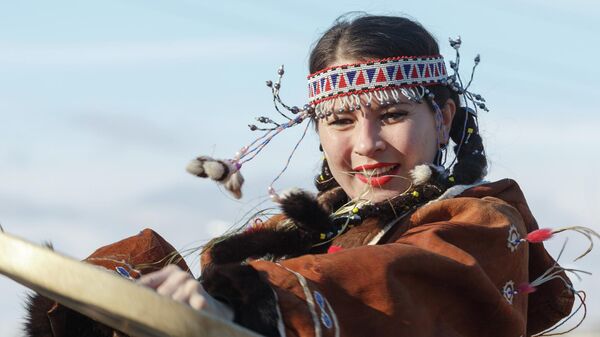 Девушка в национальном костюме выступает во время корякского обрядового праздника Хололо в Петропавловске-Камчатском