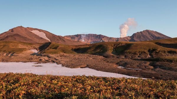 Вид на вулкан Мутновский в южной части полуострова Камчатка