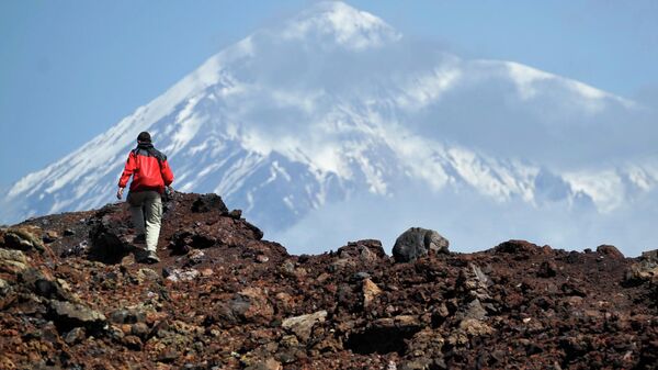 Турист во время подъема на второй конус Большого трещинного Толбачинского извержения в Камчатском крае
