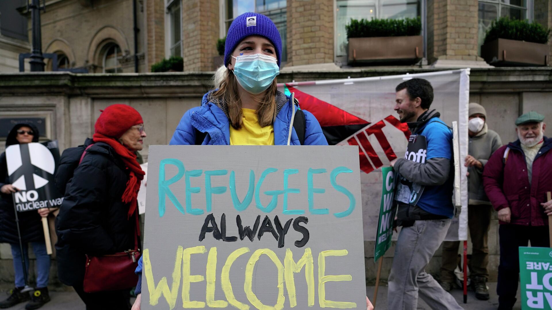 Девушка с плакатом Беженцам всегда рады, Великобритания - РИА Новости, 1920, 28.10.2022