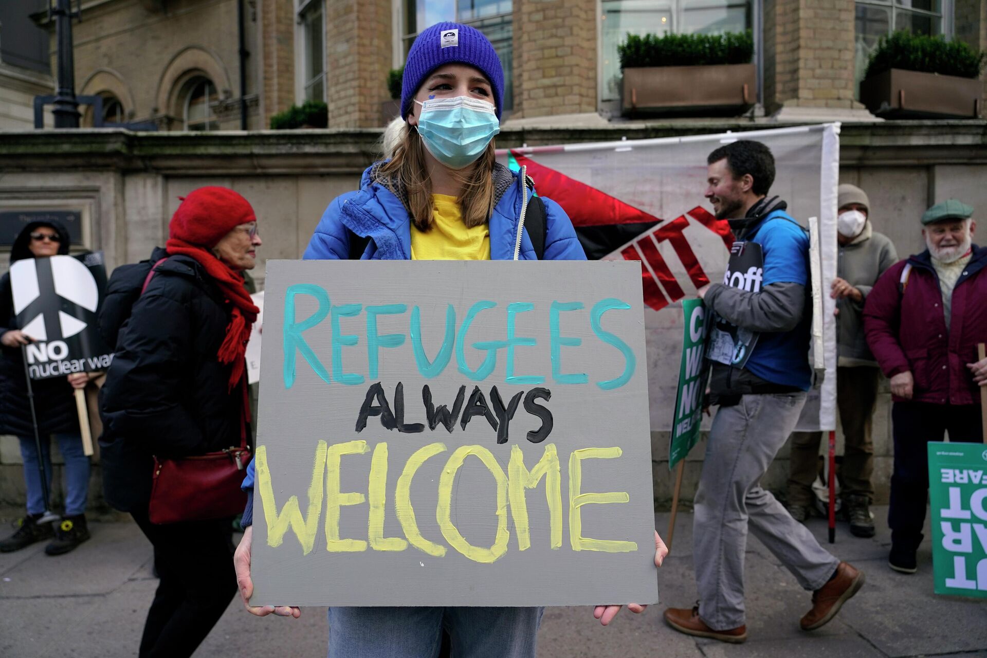 Девушка с плакатом Беженцам всегда рады на улице Лондона, Великобритания - РИА Новости, 1920, 12.12.2023