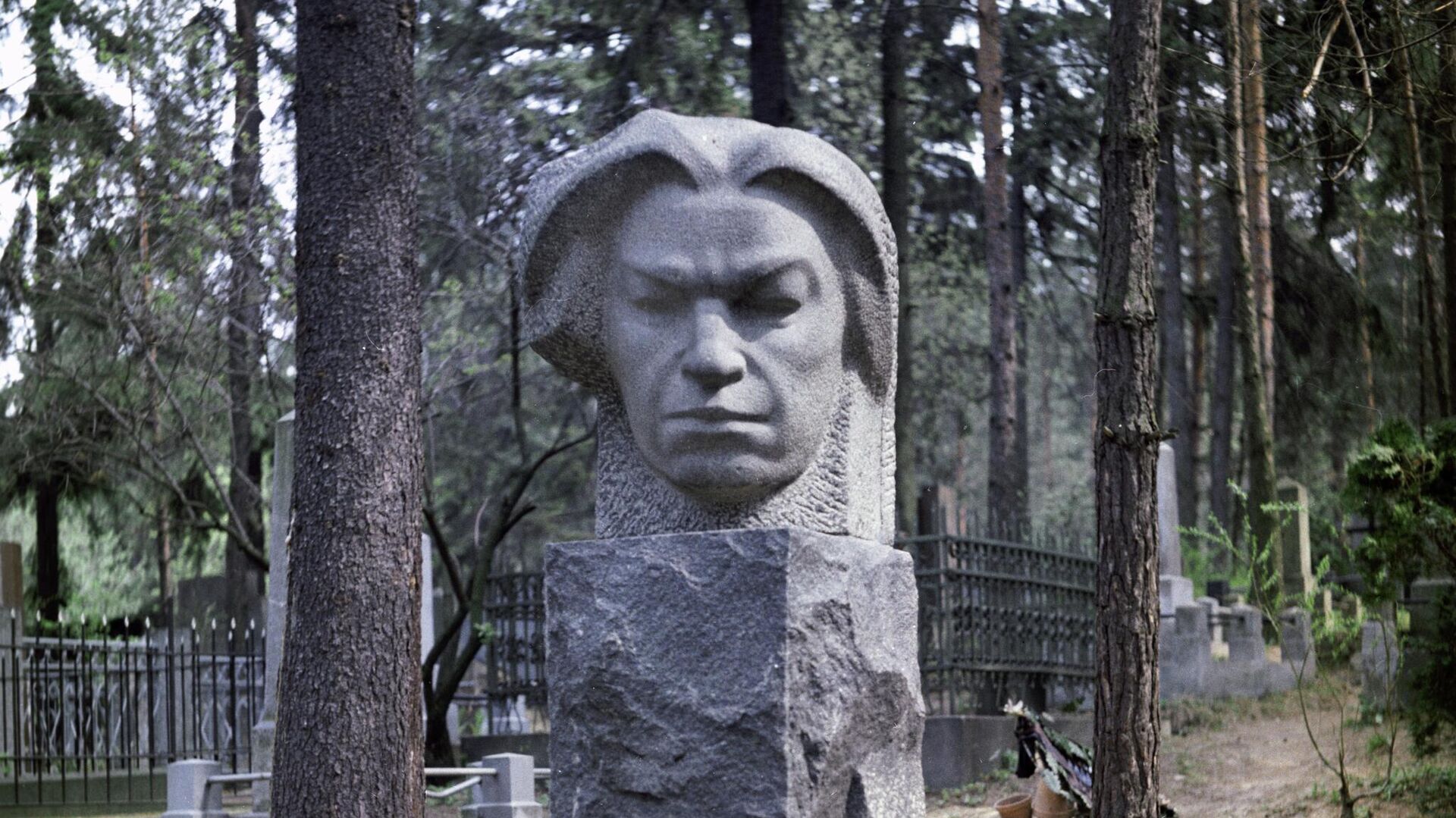 Памятник литовскому поэту Костасу Кубилинскасу в Вильнюсе - РИА Новости, 1920, 04.07.2022