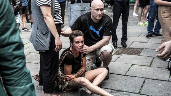 Женщина возле торгового центра Fields, где стрелок убил трех человек и ранил еще нескольких в Копенгагене