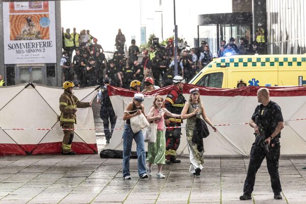 Люди выбегают из торгового центра в Копенгагене после сообщений о стрельбе