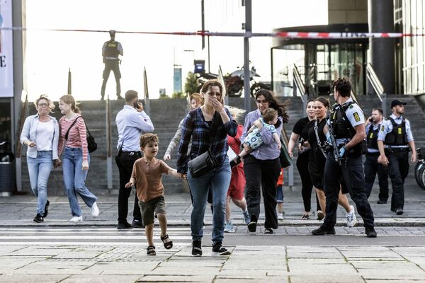 Люди выбегают из торгового центра в Копенгагене после сообщений о стрельбе