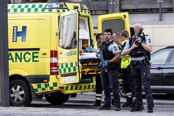 Сотрудники полиции и скорой помощи во время эвакуации людей из торгового центра в Копенгагене после сообщений о стрельбе