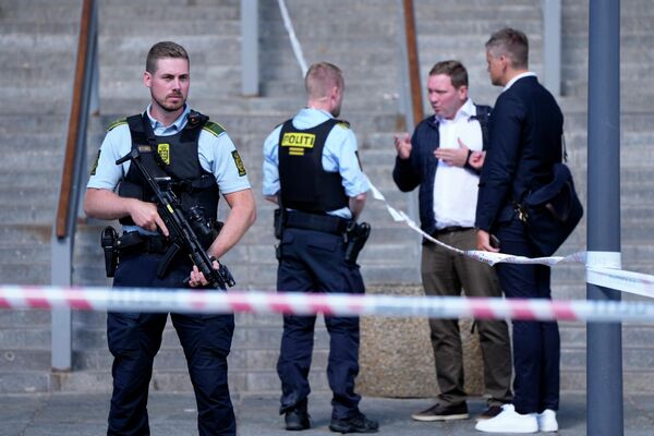 Полиция рядом с торговым центром Fields в Копенгагене, где произошла стрельба