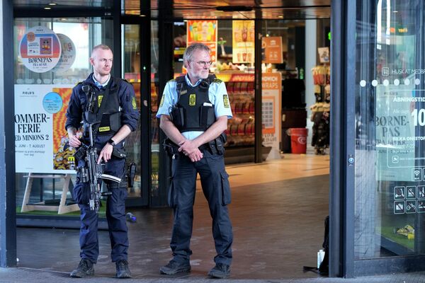 Полиция рядом с торговым центром Fields в Копенгагене, где произошла стрельба