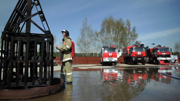 Добровольная спасательная группа МЧС России отрабатывает тушение возгорания на территории Всероссийского научно-исследовательского института противопожарной обороны