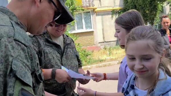 Жители Лисичанска встречают военнослужащих союзных сил