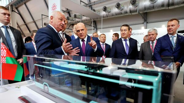 Председатель правительства РФ Михаил Мишустин осматривает международную промышленную выставку Иннопром-2022 в МВЦ Екатеринбург-Экспо