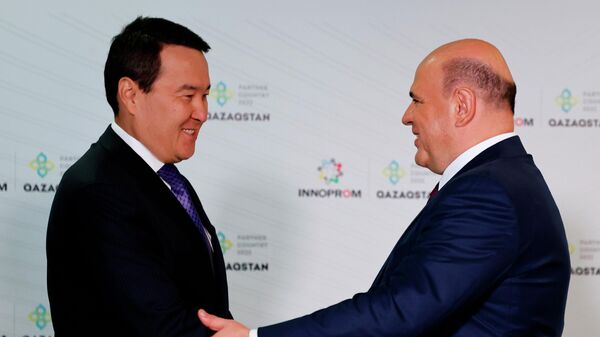 Председатель правительства РФ Михаил Мишустин и премьер-министр Казахстана Алихан Смаилов на церемонии совместного фотографирования на международной промышленной выставке Иннопром-2022