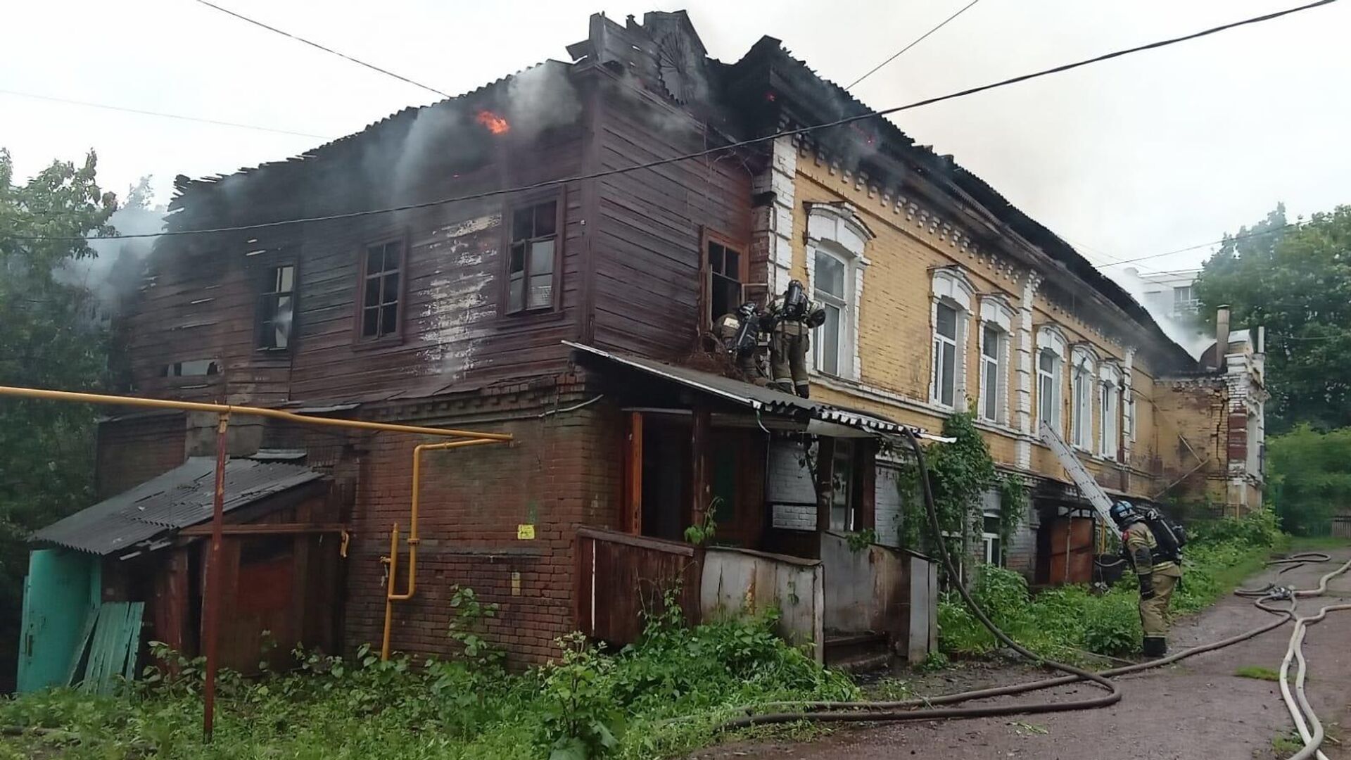 Сотрудники МЧС во время ликвидации пожара в историческом особняке Шамовых в Уфе - РИА Новости, 1920, 04.07.2022