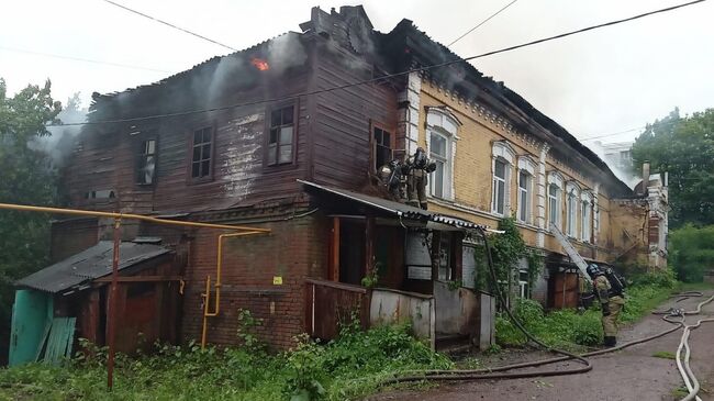 Сотрудники МЧС во время ликвидации пожара в историческом особняке Шамовых в Уфе