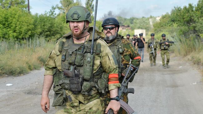 Бойцы 6-го казачего полка имени Платова ЛНР и специального полка полиции имени Героя России Ахмата Кадырова в Лисичанске