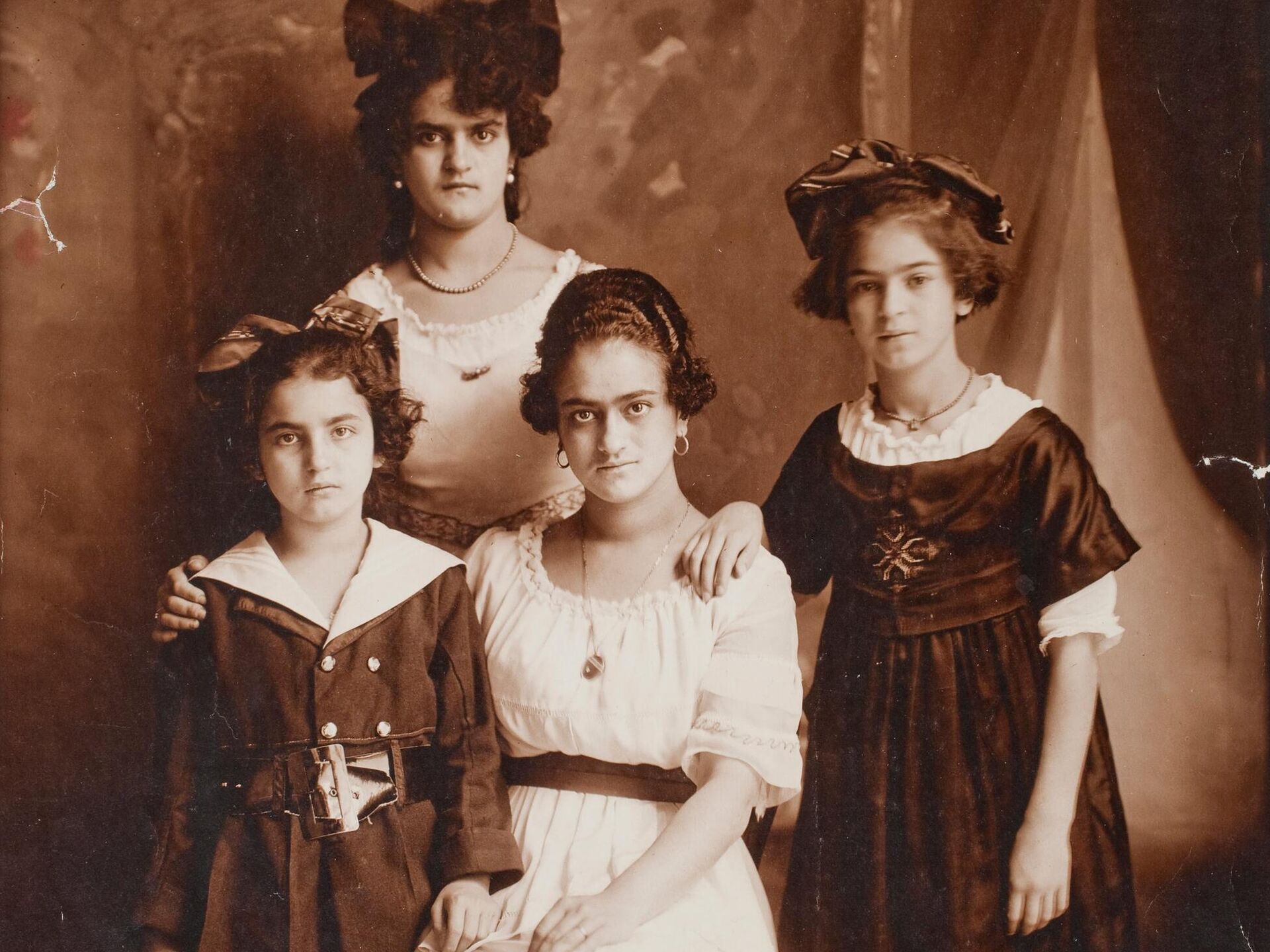 Кало (справа) с сёстрами: Кристиной, Матильдой и Адрианой, фотография их отца, 1916 - РИА Новости, 1920, 05.07.2022