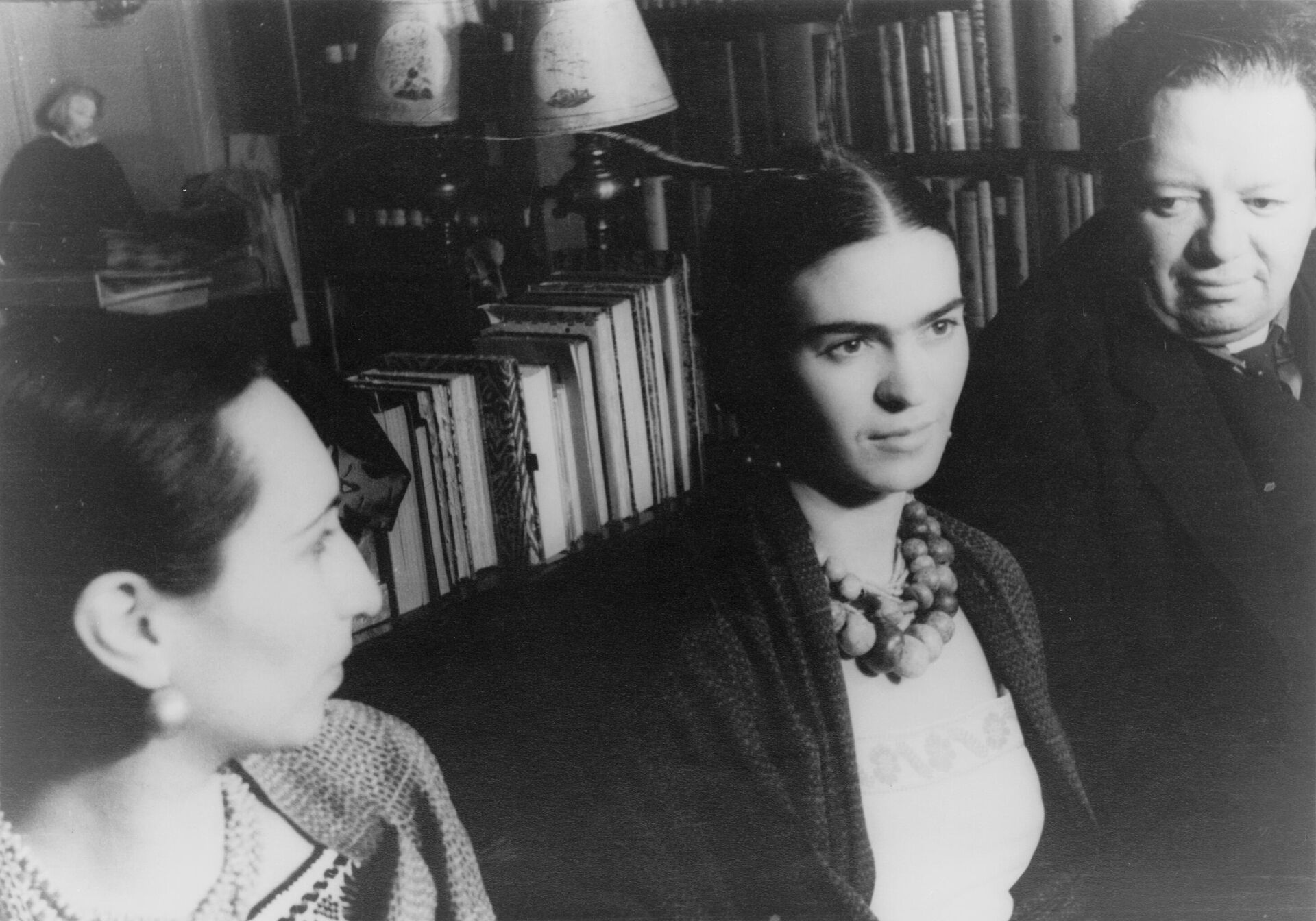 Фрида Кало (в центре) и Диего Ривера, фотография Карла Ван Вехтена, 1932 год - РИА Новости, 1920, 05.07.2022
