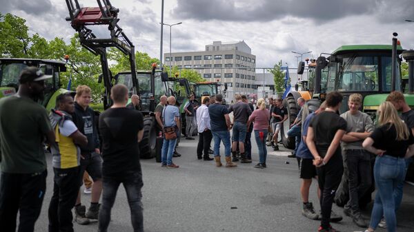Фермеры заблокировали доступ к распределительному центру супермаркета в Нидерландах