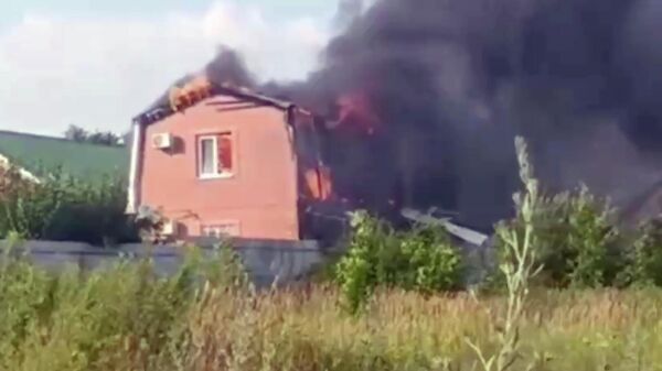 Пожар на месте падения беспилотника в Таганроге. Кадр из видео очевидца
