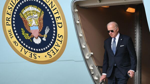 Президент США Джо Байден выходит из самолета Air Force One