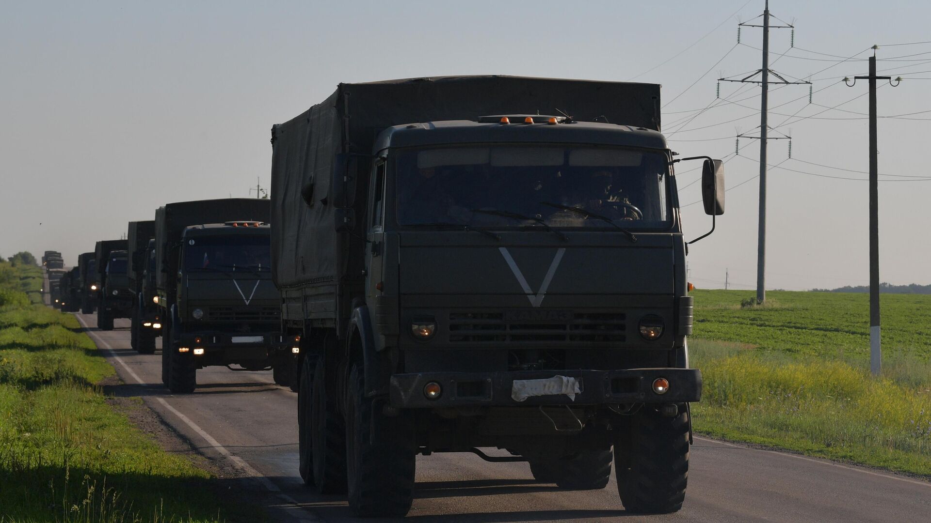 Колонна автомобилей ВС РФ с боеприпасами движется в зону проведения специальной военной операции - РИА Новости, 1920, 10.07.2022