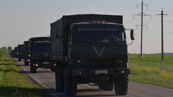 Колонна автомобилей ВС РФ с боеприпасами движется в зону проведения специальной военной операции