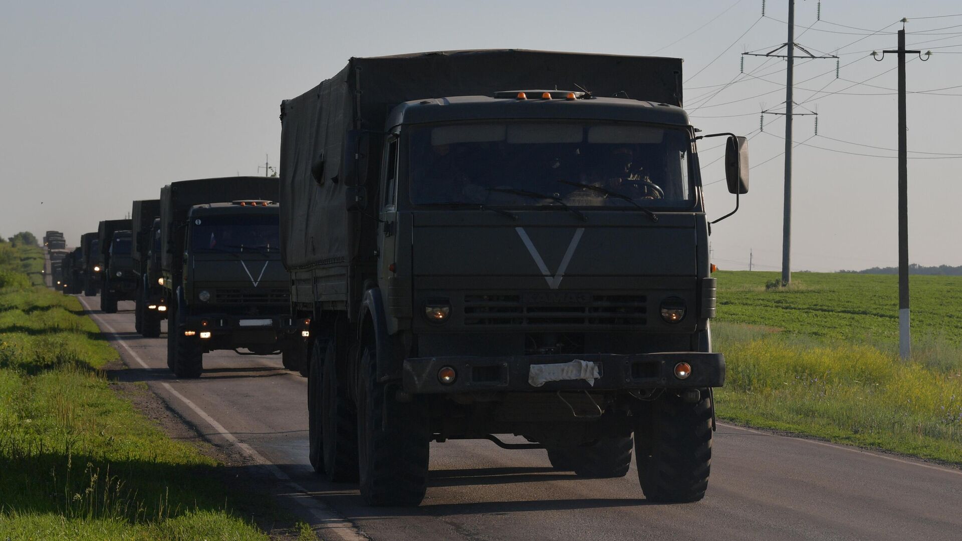 Колонна автомобилей ВС РФ с боеприпасами движется в зону проведения специальной военной операции - РИА Новости, 1920, 10.07.2022