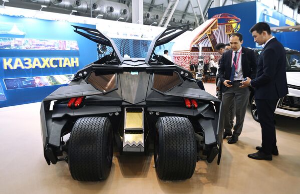 Batmobile σχεδιασμένο από τον Evgeny Bondarenko από το Temirtau στη Διεθνή Βιομηχανική Έκθεση Innoprom-2022 στο Αικατερινούπολη