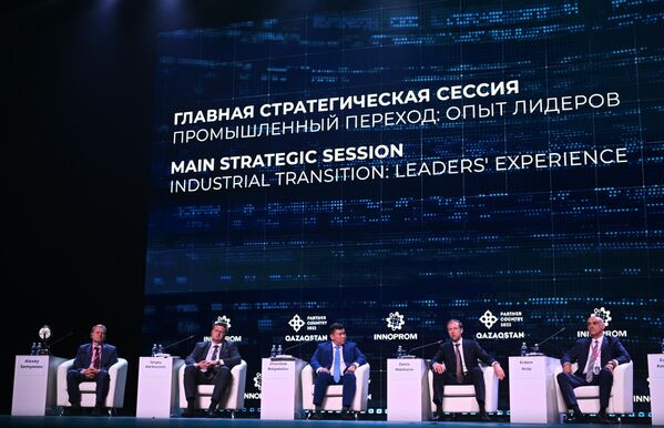Участники главной стратегической сессии международной промышленной выставки Иннопром-2022 в МВЦ Екатеринбург-Экспо 