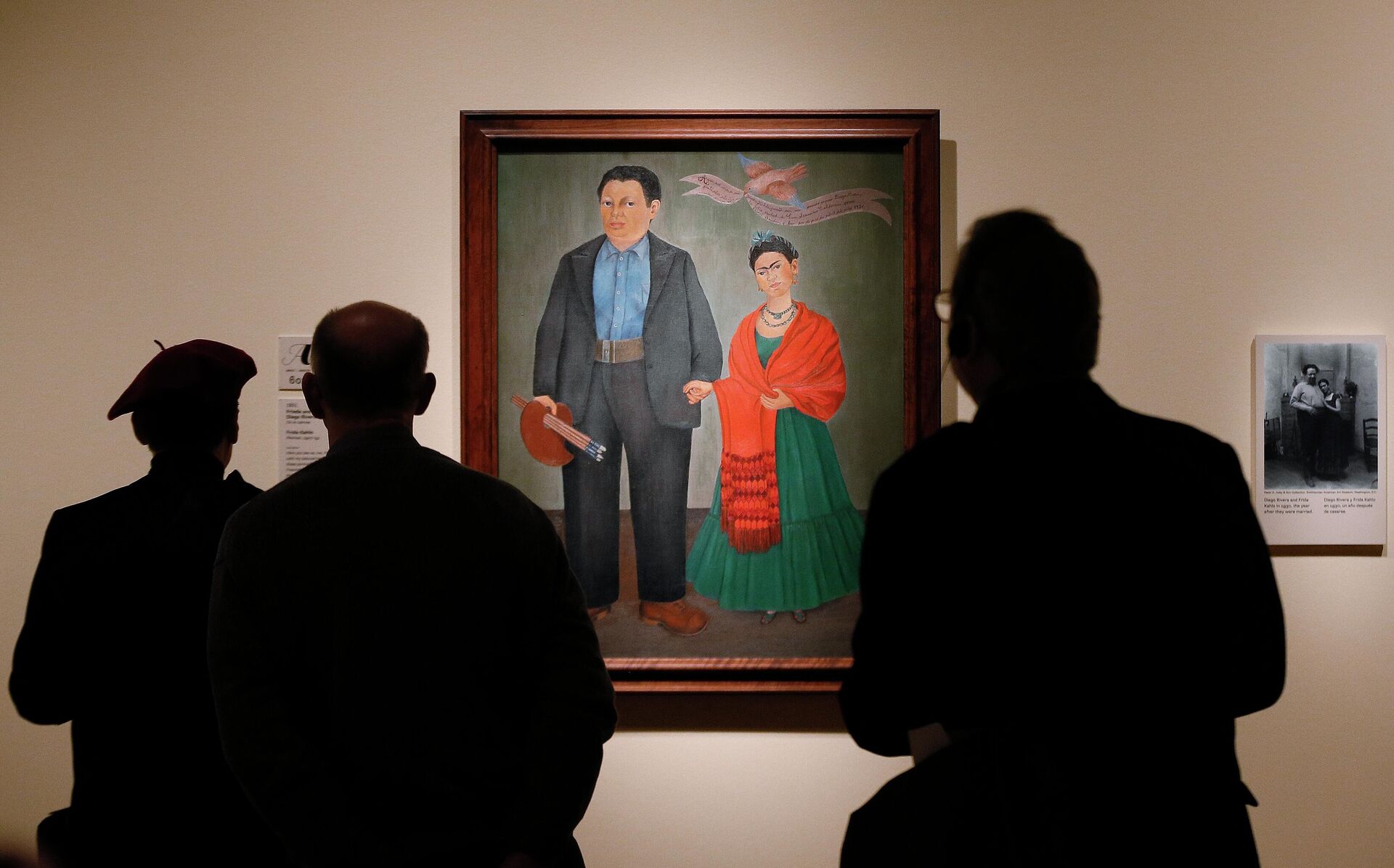 Посетители рассматривают картину Фриды Кало  Фрида и Диего Ривера на новой выставке под названием Диего Ривера и Фрида Кало в Детройте в Детройтском институте искусств в Детройте - РИА Новости, 1920, 05.07.2022