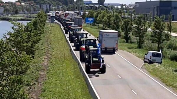 Колонны из грузовиков и тракторов: фермеры протестуют в Нидерландах