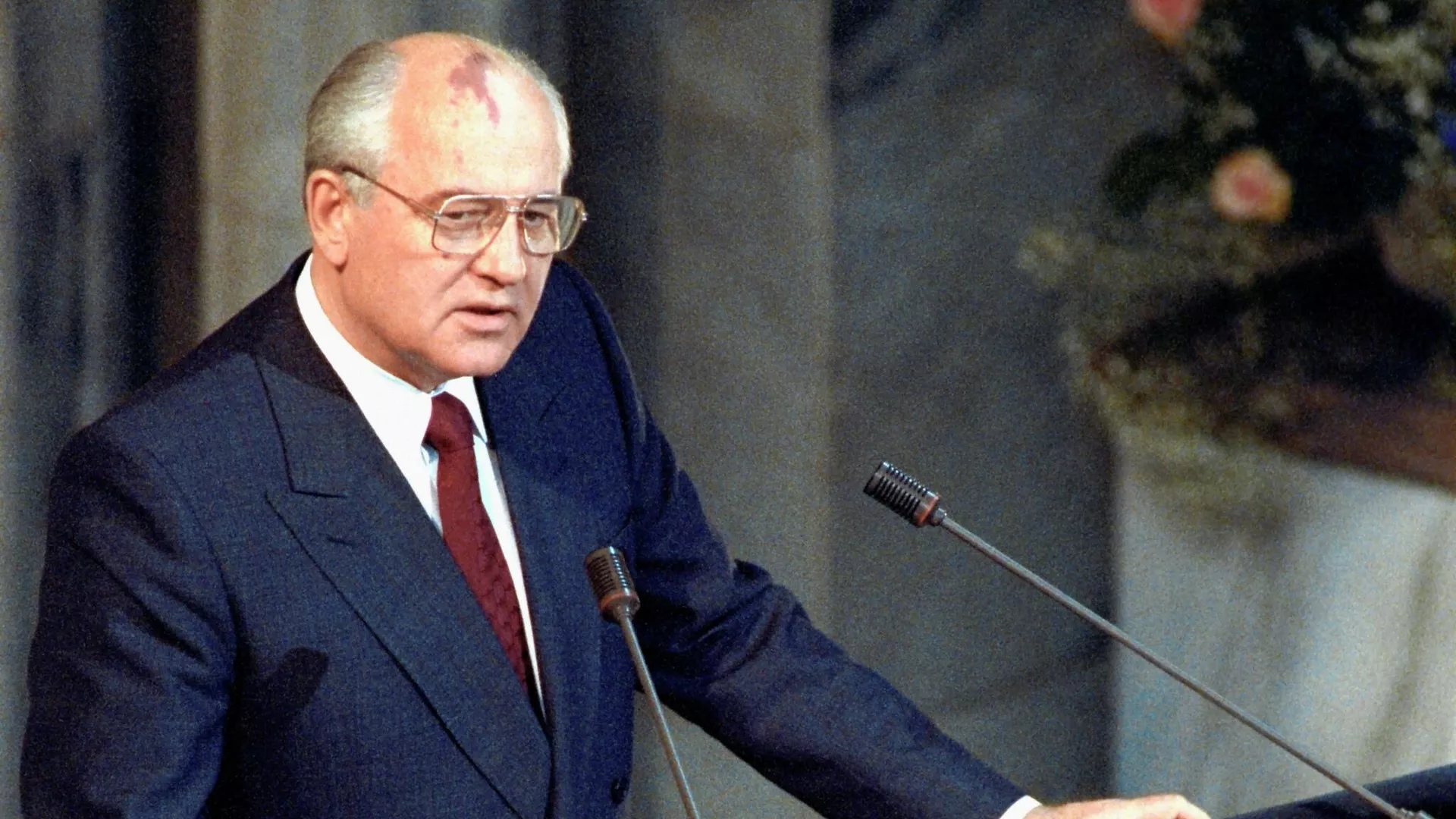 Лауреат Нобелевской премии мира за 1990 год президент СССР Михаил Сергеевич Горбачев выступает с традиционной Нобелевской лекцией в Осло - РИА Новости, 1920, 31.08.2022
