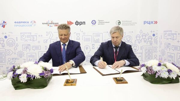 Генеральный директор компании АвтоВАЗ Максим Соколов и губернатор Ульяновской области Алексей Русских во время подписания соглашения на выставке Иннопром-2022