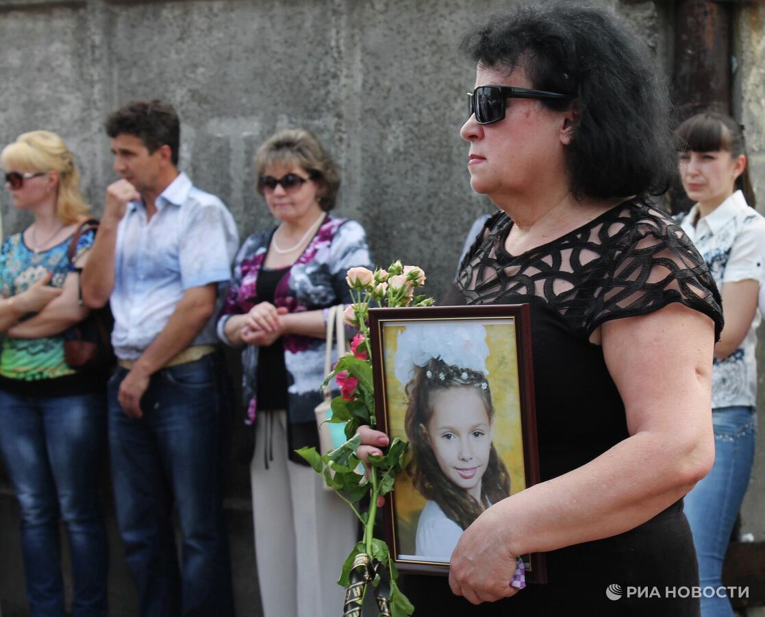 Похороны матери детей. Похороны детей погибших в Донецке.
