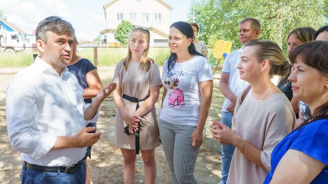 Губернатор Ивановской области Станислав Воскресенский во время общения с родителями и руководством детского сада №5 Светлячок в Юже