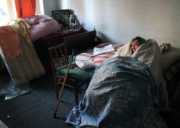 Жительница дома, поврежденного в результате обстрелов, в Киевском районе Донецка.