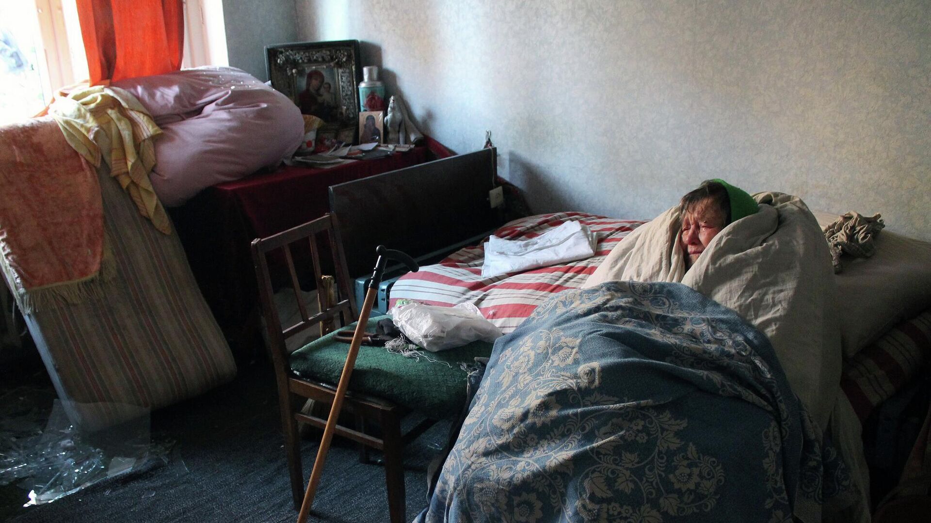Жительница дома, поврежденного в результате обстрелов, в Киевском районе Донецка. - РИА Новости, 1920, 13.07.2022
