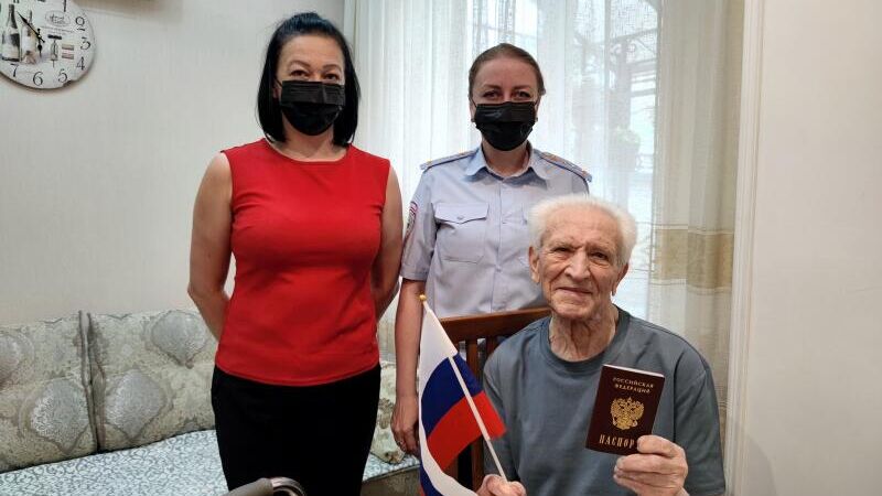 Житель ДНР, 91-летний Сергей Ханов получил паспорт гражданина России в Ставропольском крае - РИА Новости, 1920, 05.07.2022